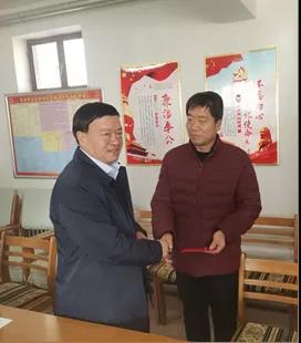 敦煌種業(yè)領(lǐng)導(dǎo)看望慰問公司老干部、老黨員及困難黨員職工